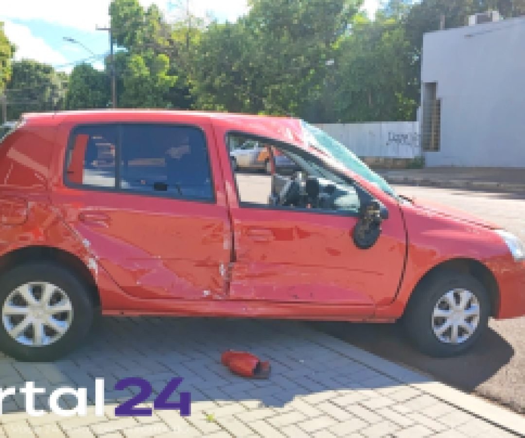 Batida em cruzamento faz carro capotar no Centro de Cascavel