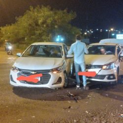 Batida entre táxi e carro é registrada no bairro São Cristóvão, em Cascavel