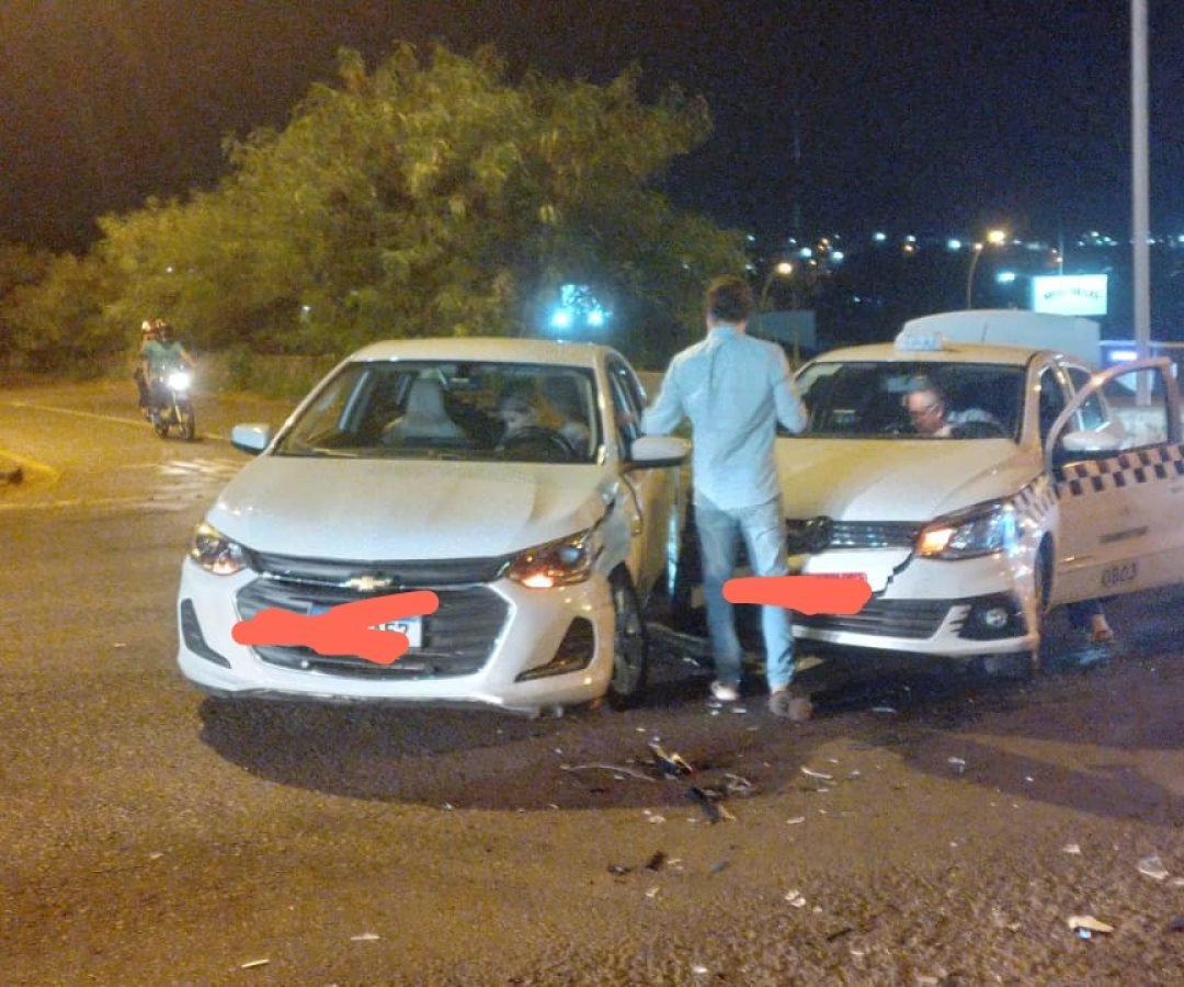 Batida entre táxi e carro é registrada no bairro São Cristóvão, em Cascavel