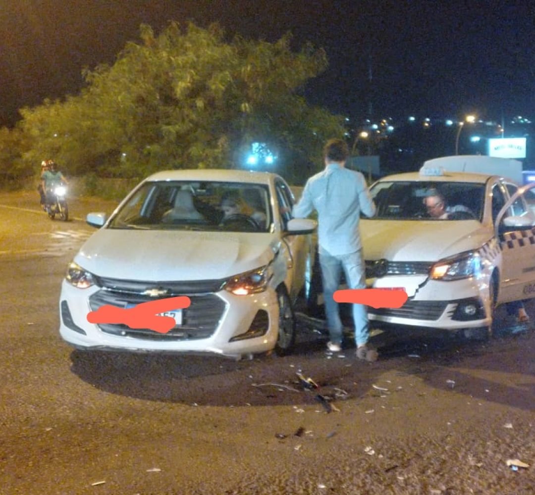 Batida entre táxi e carro é registrada no bairro São Cristóvão, em Cascavel