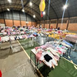 Bazar infantil de roupas novas com peças a partir de R$ 5 na APAE