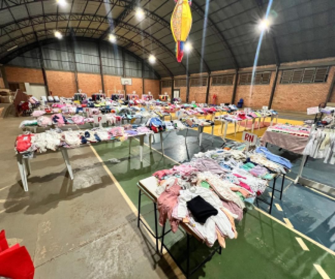 Bazar infantil de roupas novas com peças a partir de R$ 5 na APAE