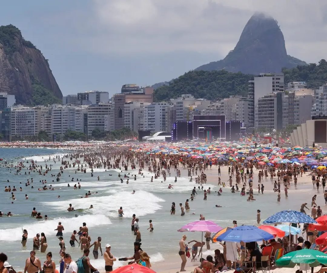 Bebidas destiladas são encontradas enterradas na praia de Copacabana