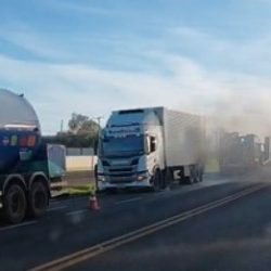 Bombeiros combatem incêndio em caminhão na BR-277