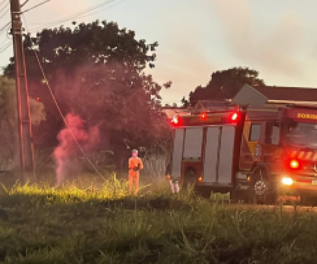 Bombeiros combatem incêndio no Santa Cruz