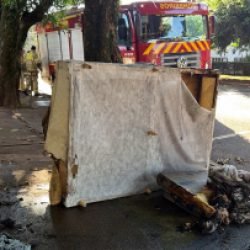 Bombeiros combatem incêndio no São Cristóvão