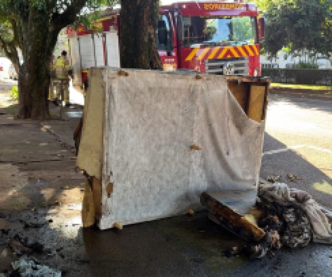 Bombeiros combatem incêndio no São Cristóvão