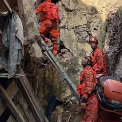 Bombeiros resgatam 17 pessoas de casarão que desabou no Rio