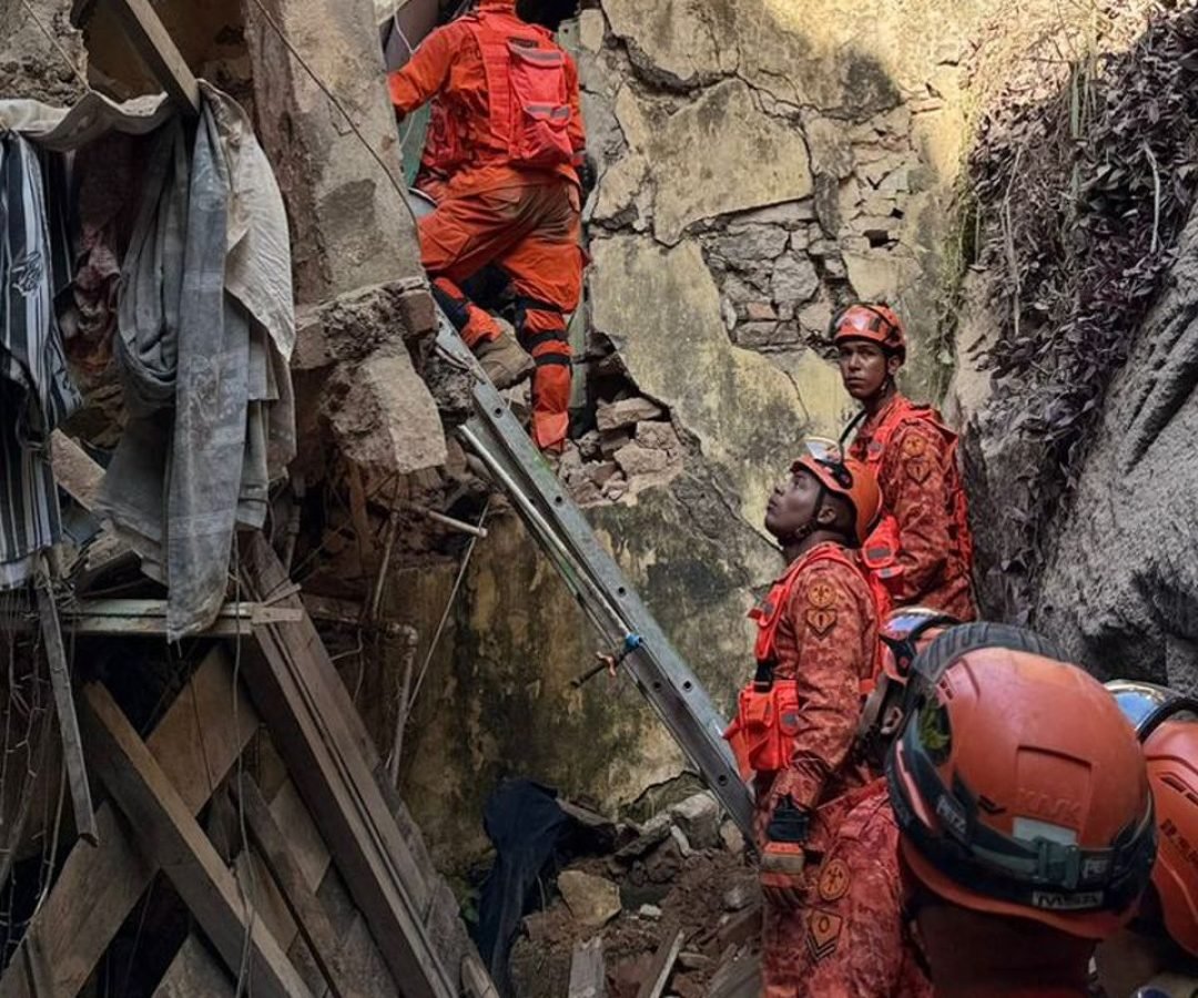 Bombeiros resgatam 17 pessoas de casarão que desabou no Rio