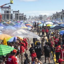 Banhos de mangueira, água e ambulâncias: Estado cuida do público antes e durante shows no Litoral