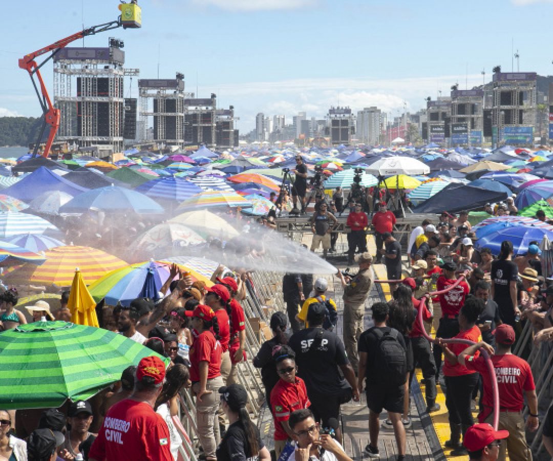 Banhos de mangueira, água e ambulâncias: Estado cuida do público antes e durante shows no Litoral