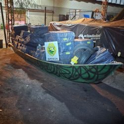 BPFRON apreende embarcação com cigarros contrabandeados e pneus na fronteira com o Paraguai
