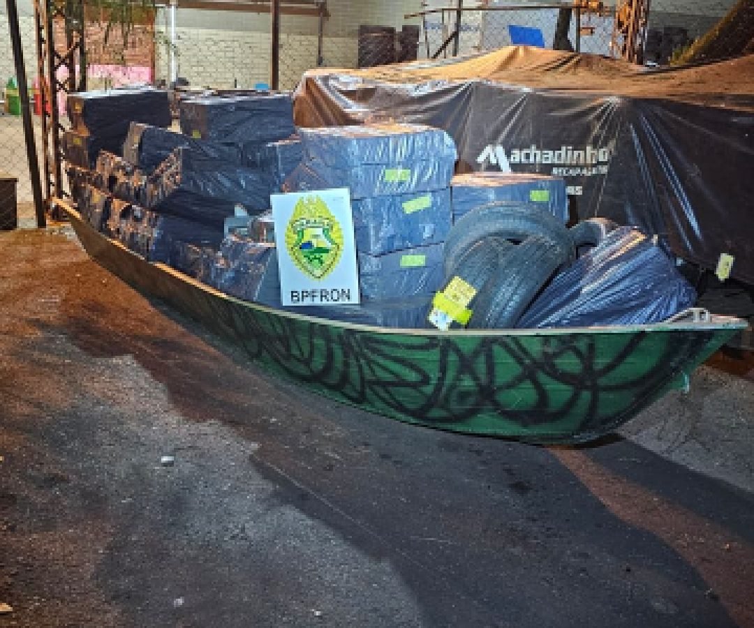 BPFRON apreende embarcação com cigarros contrabandeados e pneus na fronteira com o Paraguai