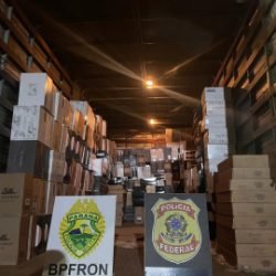 BPFRON, PF e Receita Federal apreendem caminhão com vinhos contrabandeados em Barracão