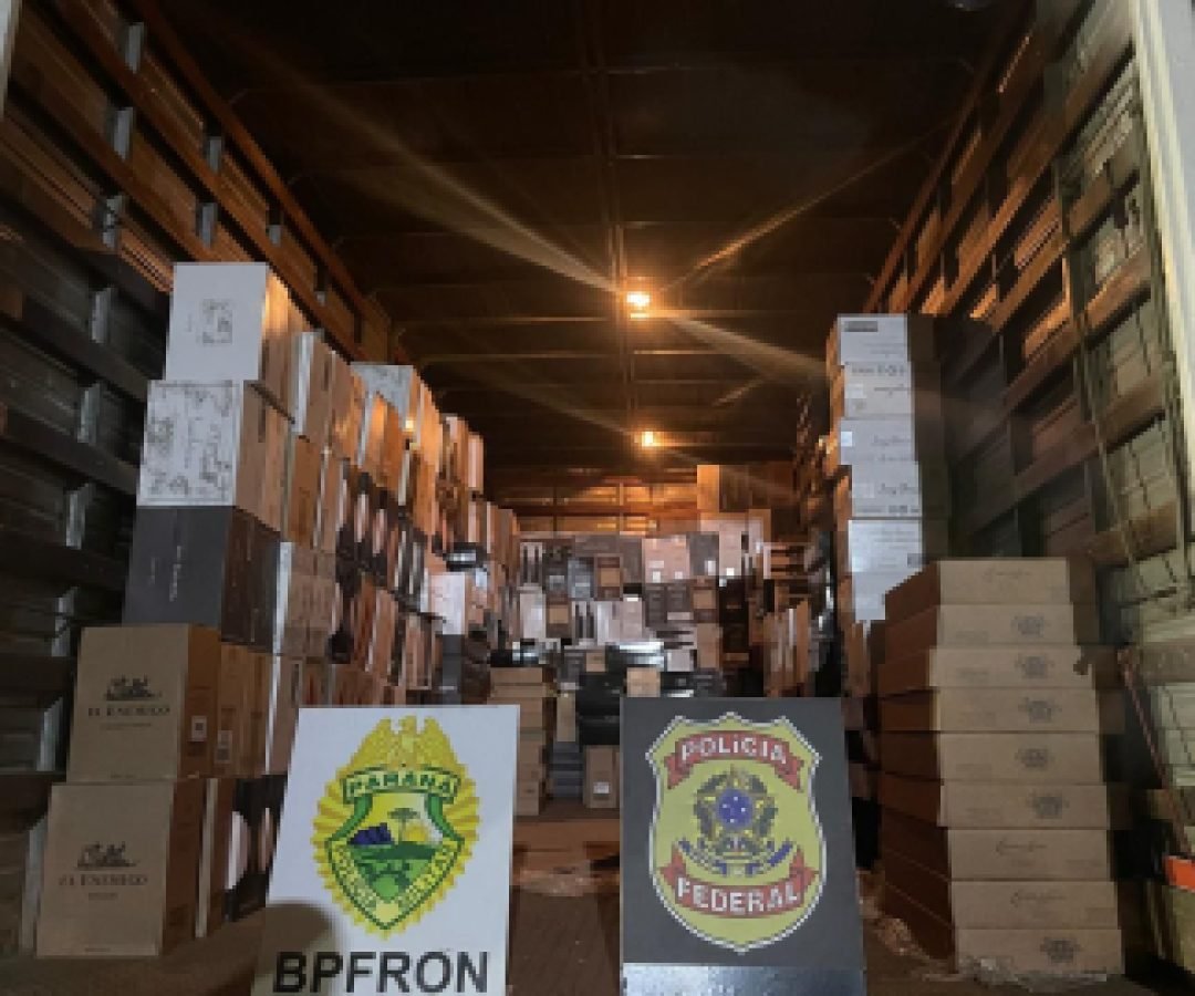 BPFRON, PF e Receita Federal apreendem caminhão com vinhos contrabandeados em Barracão