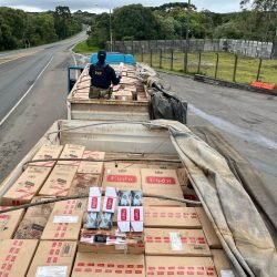 PRF apreende 600 mil maços de cigarros contrabandeados na BR-277, em Guarapuava