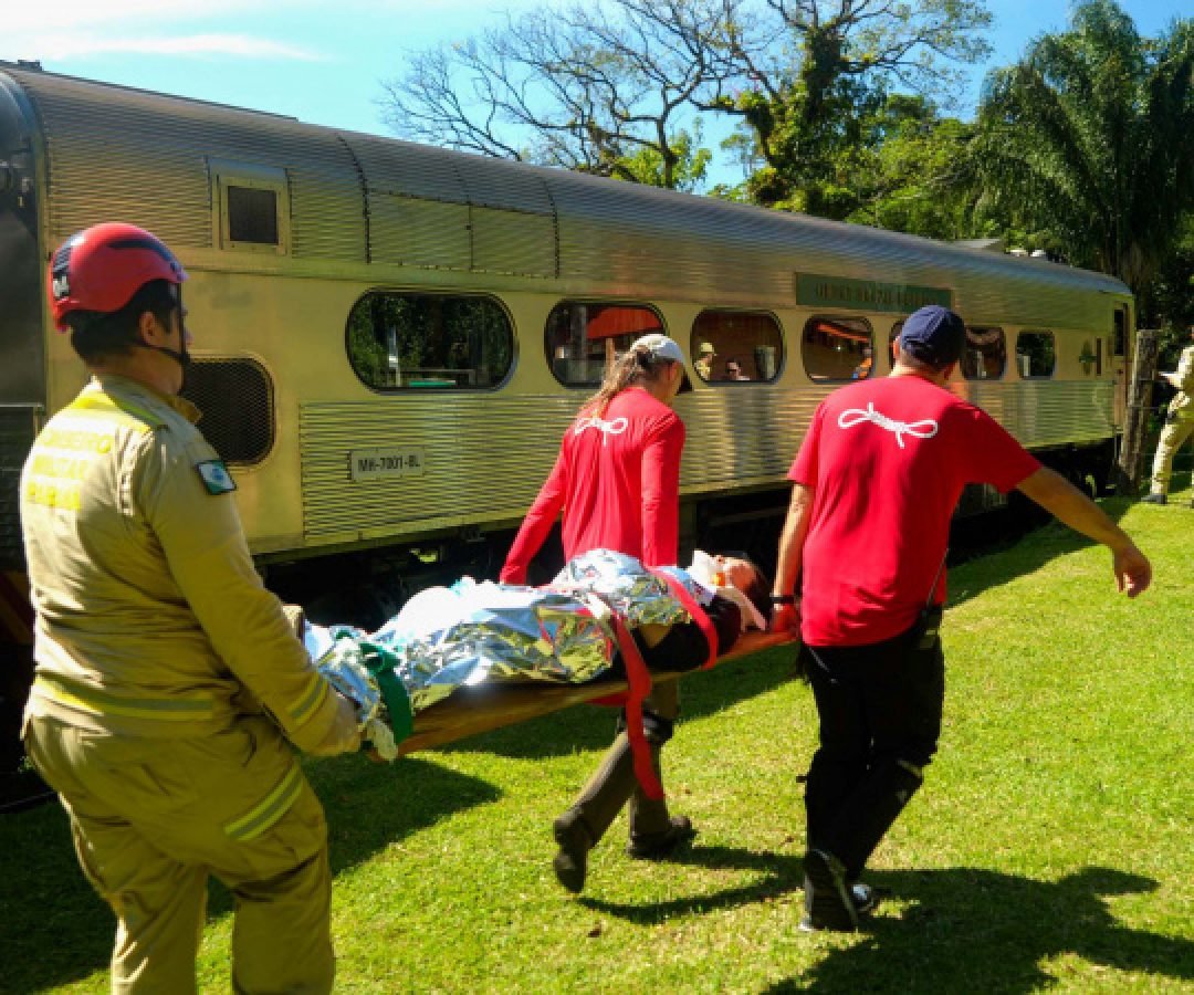 Bombeiros realizam simulado de descarrilamento de trem com múltiplas vítimas na Serra do Mar