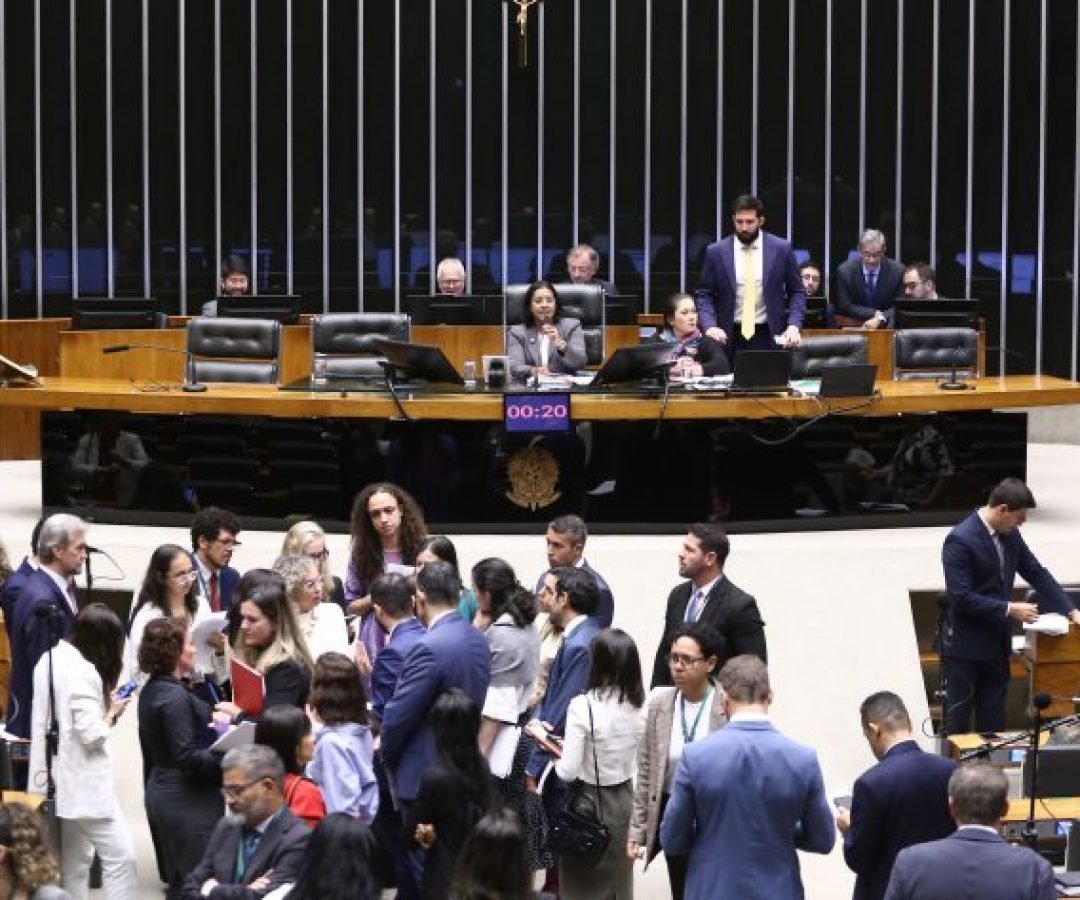 Câmara aprova levantamento de dados sobre impacto da crise climática na vida de mulheres e meninas