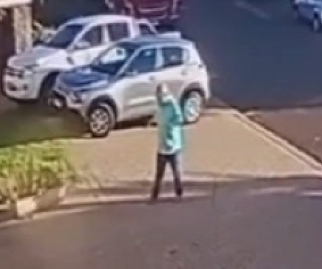 Câmera de capela capta últimos momentos de idoso antes de ser encontrado morto