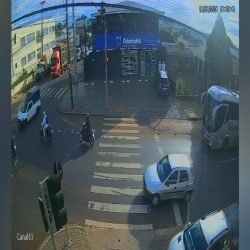 Carro avança sinal vermelho e atinge motociclista em grave acidente no bairro Brasmadeira, em Cascavel