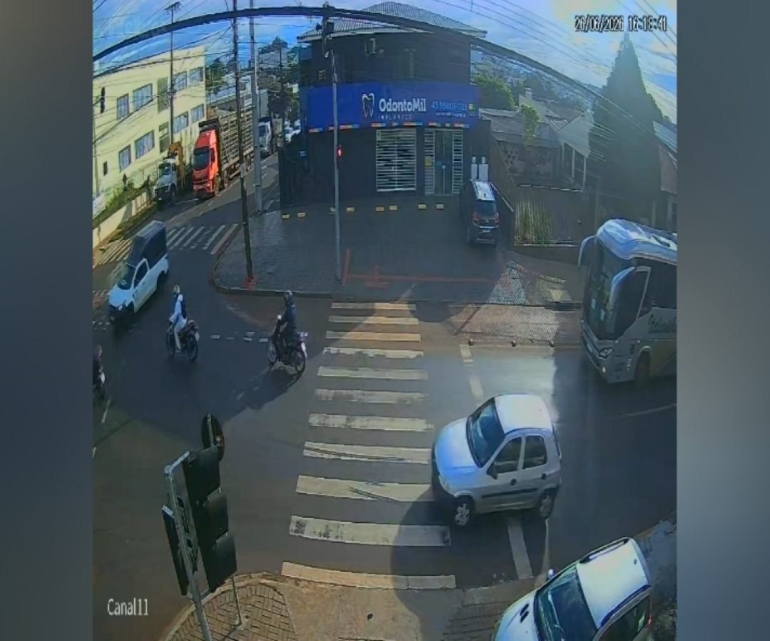 Carro avança sinal vermelho e atinge motociclista em grave acidente no bairro Brasmadeira, em Cascavel