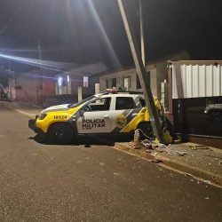 Câmera de segurança flagra acidente envolvendo viatura da Polícia Militar do Paraná em Coronel Vivida