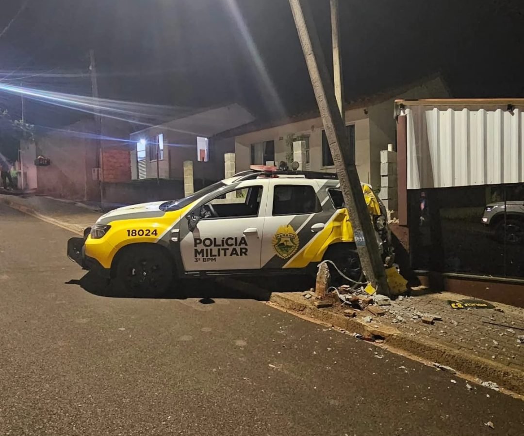 Câmera de segurança flagra acidente envolvendo viatura da Polícia Militar do Paraná em Coronel Vivida