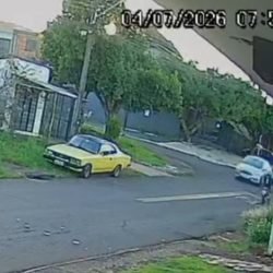 Câmera de segurança flagra colisão entre duas motocicletas no bairro Floresta