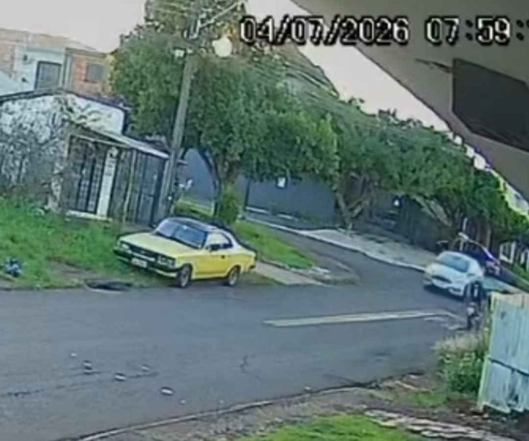 Câmera de segurança flagra colisão entre duas motocicletas no bairro Floresta