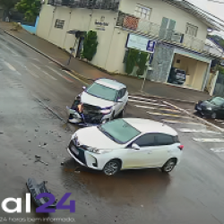 Câmera de segurança flagra colisão entre veículos em cruzamento de Cascavel