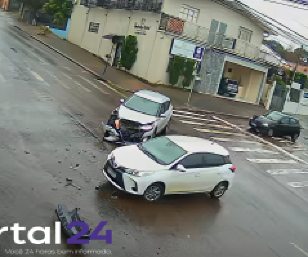 Câmera de segurança flagra colisão entre veículos em cruzamento de Cascavel