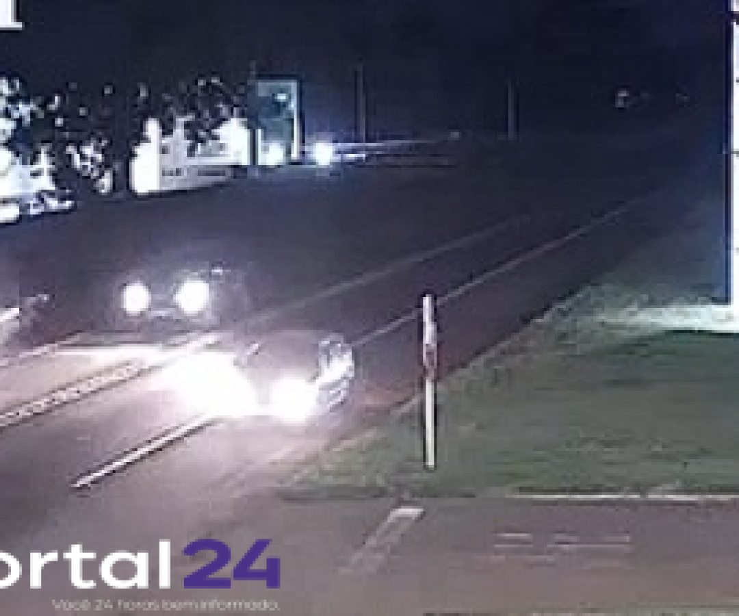 Câmera de segurança flagra motoristas fazendo conversão irregular após grave acidente na BR-277 em Santa Tereza do Oeste
