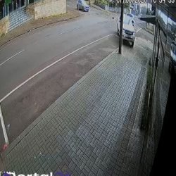 Câmera de segurança registra colisão entre carros no centro de Cascavel