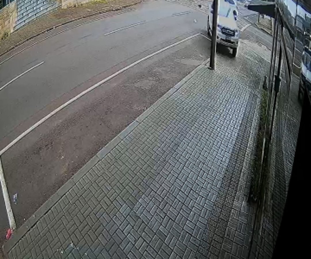 Câmera de segurança registra colisão entre carros no centro de Cascavel