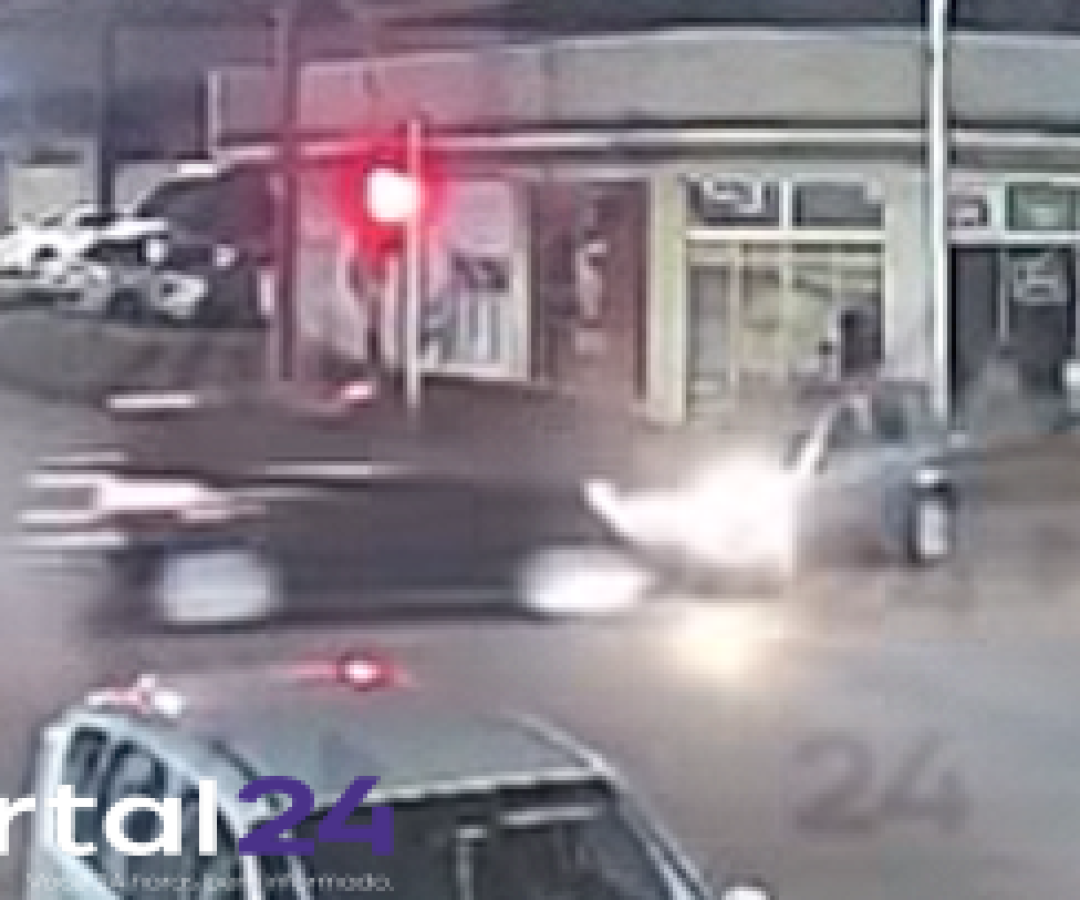 Câmera de segurança registra colisão frontal entre carros no cruzamento da JK com Rua Fortaleza em Cascavel
