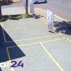 Câmera de segurança registra momento em que Civic “voa” por cima da calçada em Cascavel