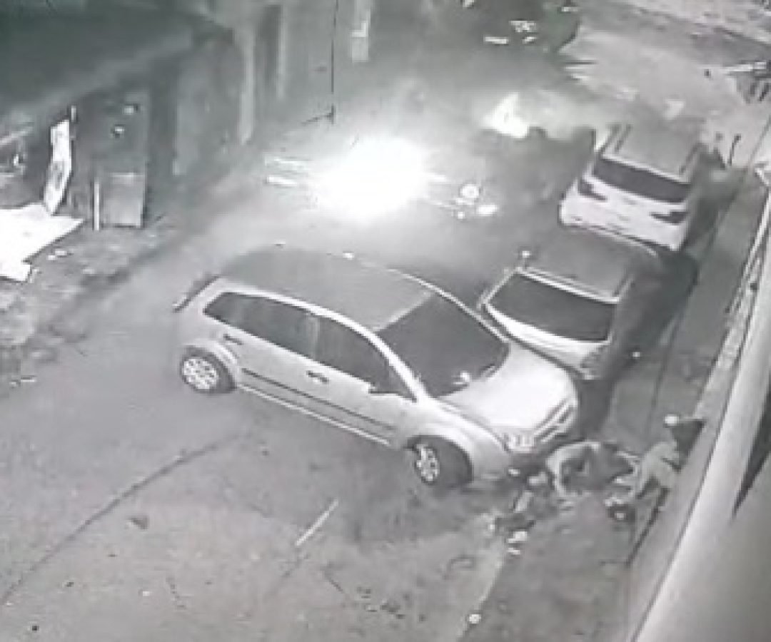 Câmera de segurança registra momento em que viatura da PM atinge pedestre durante perseguição em São Paulo