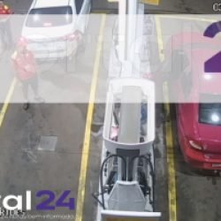 Câmera de segurança registra momento exato da abordagem de carro furtado em Cascavel