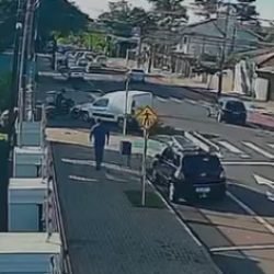 Câmera flagra acidente entre moto e Fiorino no Maria Luiza