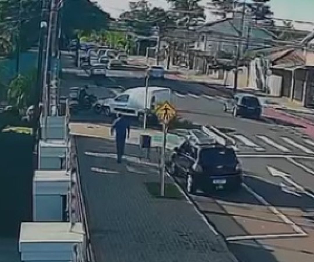 Câmera flagra acidente entre moto e Fiorino no Maria Luiza