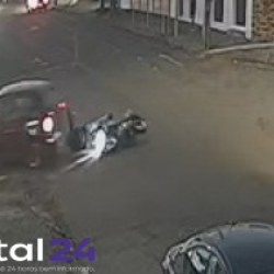 Câmera flagra queda de motoboy antes de colisão com carro no bairro Neva, em Cascavel