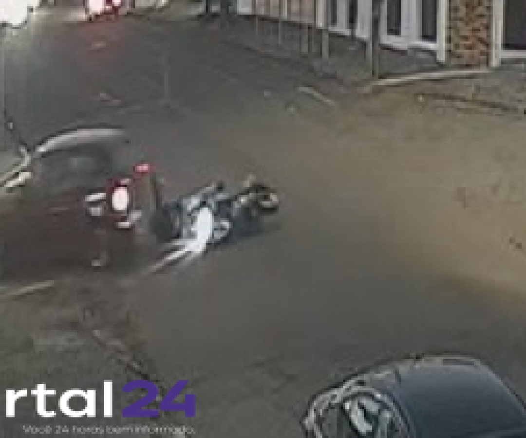Câmera flagra queda de motoboy antes de colisão com carro no bairro Neva, em Cascavel