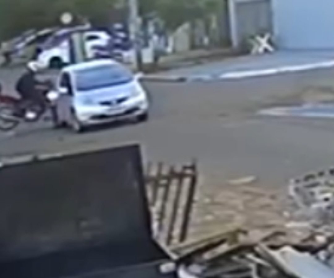 Câmera registra momento de acidente no Jardim Veneza em Cascavel