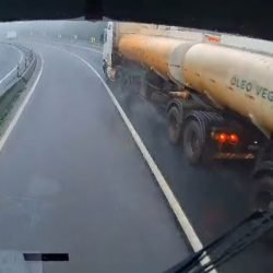 Câmera registra momentos antes de carreta tombar na BR-277 em Morretes