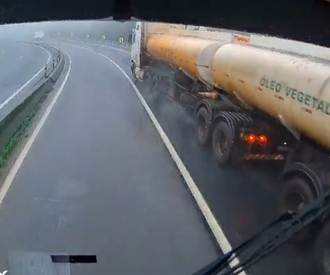 Câmera registra momentos antes de carreta tombar na BR-277 em Morretes