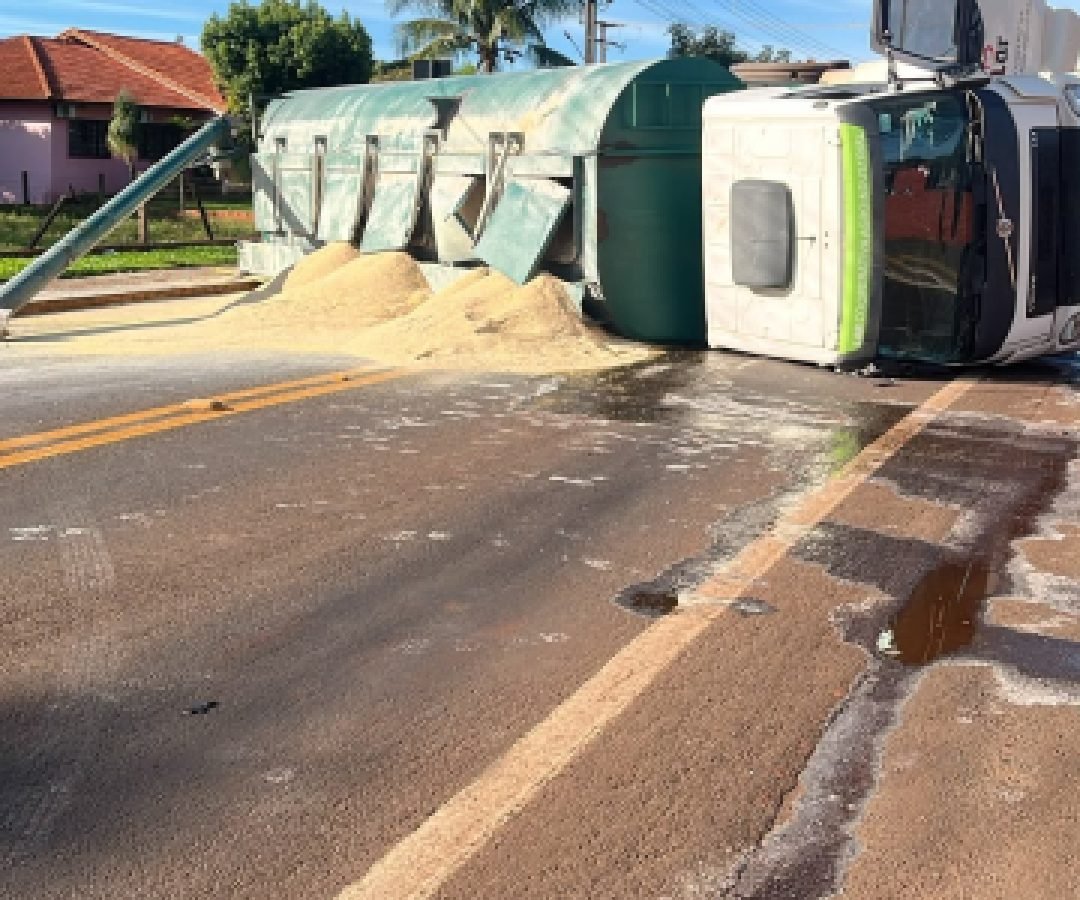 Câmera registra tombamento de caminhão carregado com ração na PR-495 em Santa Helena