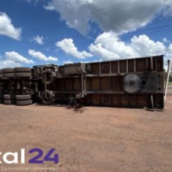 Câmera registra tombamento de carreta em posto de combustíveis em Santa Tereza do Oeste