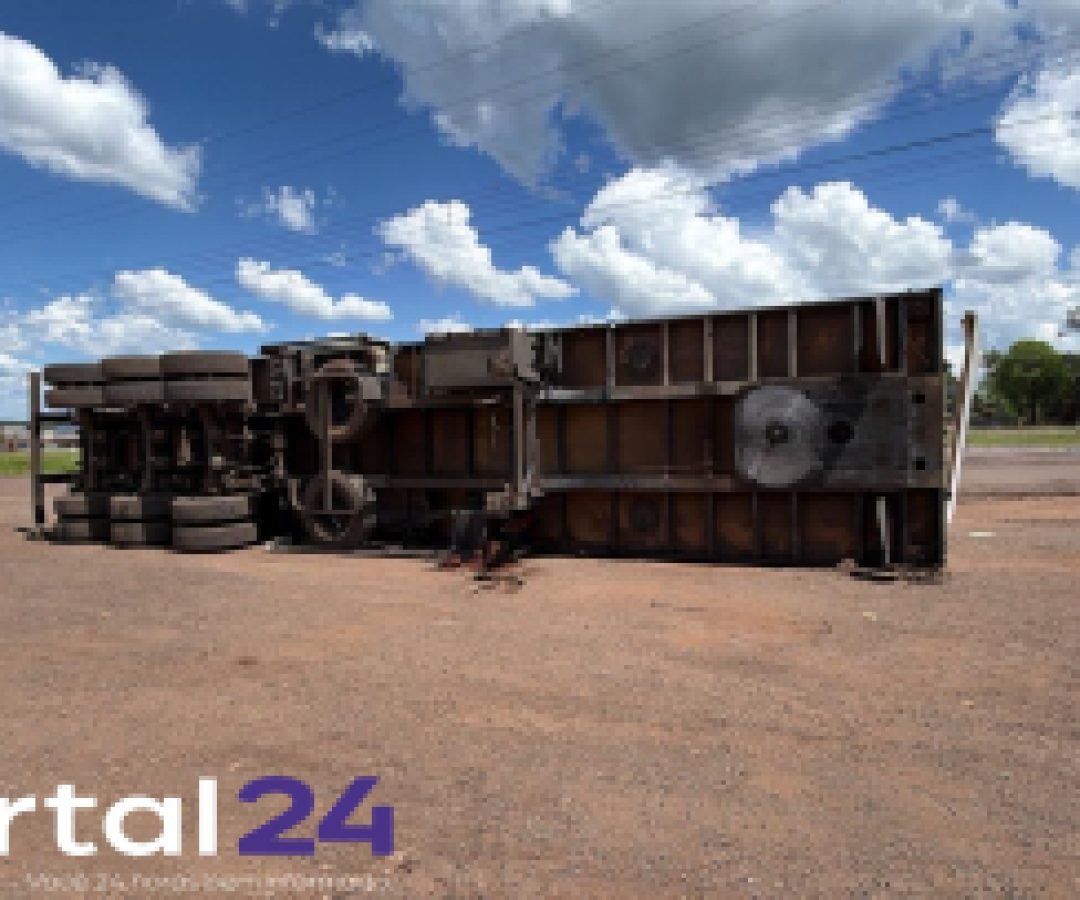 Câmera registra tombamento de carreta em posto de combustíveis em Santa Tereza do Oeste