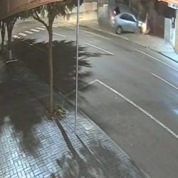 Câmeras de segurança registram grave acidente que destruiu carro no bairro Santa Cruz