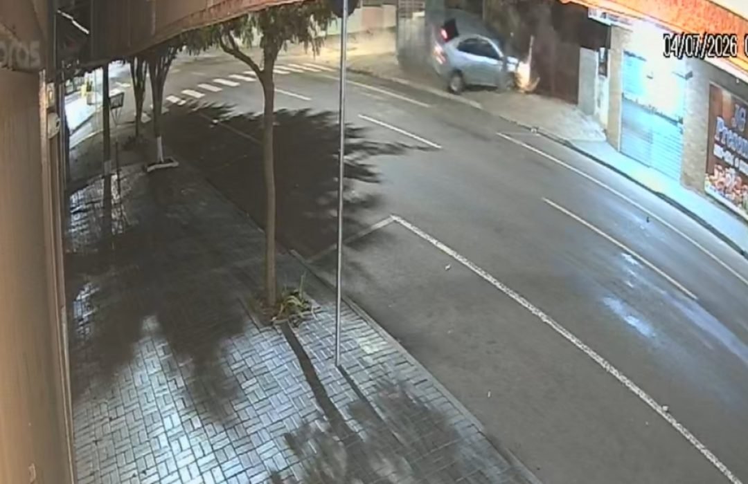Câmeras de segurança registram grave acidente que destruiu carro no bairro Santa Cruz